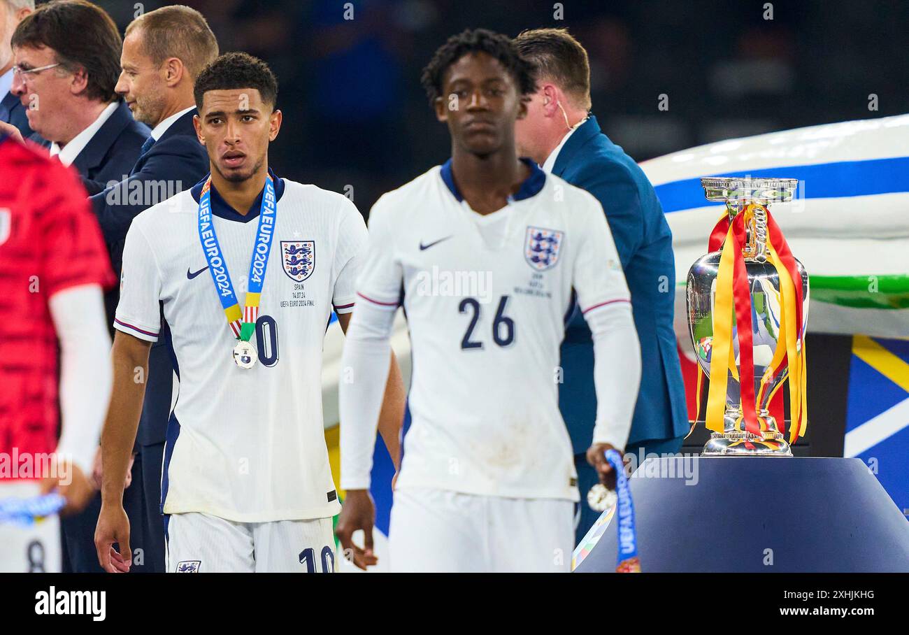 Jude Bellingham, ENG 10 Kobbie Mainoo, ENG 26 Sad dopo la partita finale SPAGNA - INGHILTERRA 2-1 dei Campionati europei UEFA 2024 il 14 luglio 2024 a Berlino, Germania. Fotografo: Peter Schatz Foto Stock