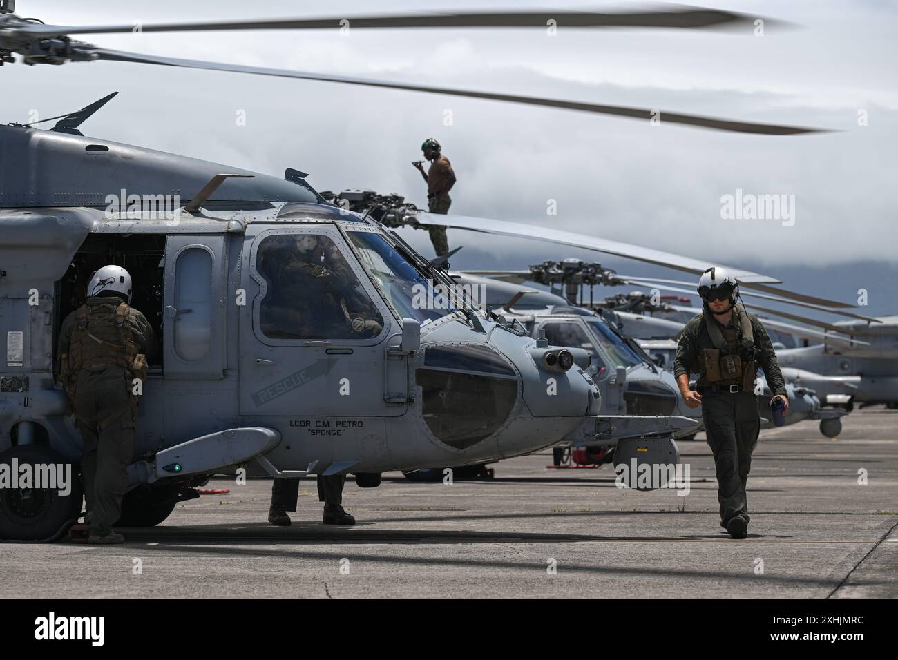 Un equipaggio MH-60S Seahawk della Marina degli Stati Uniti ritorna da una missione Airborne Mine Neutralization System condotta al largo della costa di o'ahu, Hawaii, durante l'esercitazione Rim of the Pacific (RIMPAC) 2024, 12 luglio. Ventinove nazioni, 40 navi di superficie, tre sottomarini, 14 forze terrestri nazionali, più di 150 aerei e 25.000 personale partecipano al RIMPAC nelle e intorno alle isole Hawaii, dal giugno 27 al agosto 1. Il RIMPAC, la più grande esercitazione marittima internazionale al mondo, offre un'opportunità di formazione unica, promuovendo e sostenendo al contempo relazioni di cooperazione tra i partecipanti fondamentali per garantire il loro successo Foto Stock
