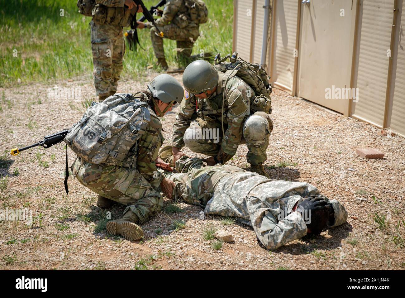 U.S. Army Officer Candidate, Classe 24-001, 1-196th Regiment, Regional Training Institute, South Dakota Army National Guard, trattenere un soldato nemico come parte di un movimento per contattare e liberare le stanze durante la fase 2 della South Dakota Army National Guard's Officer Candidate School, a Camp Rapid, Rapid City, S.D., 12 luglio, 2024. durante la fase 2 dell'OCS, i candidati trascorrono quattro settimane imparando le procedure di guida delle truppe, emettendo ordini operativi a livello di squadra, guidando missioni a livello di squadra e eseguendo esercitazioni di battaglia di fanteria fondamentali. (Foto della Guardia Nazionale dell'Esercito degli Stati Uniti di PFC. Gabriel Skaggs) Foto Stock
