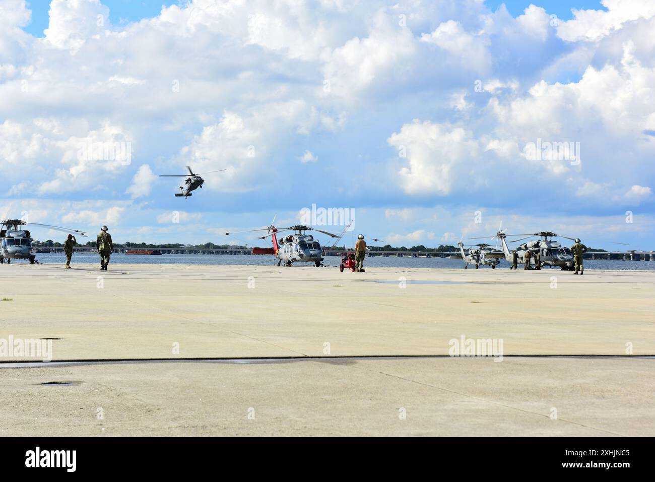 NORFOLK, Virginia (13 luglio 2024) i "Dusty Dogs" dell'Helicopter Sea Combat Squadron (HSC) 7 tornano a casa alla Naval Station Norfolk. L'HSC-7, parte del Carrier Air Wing 3 imbarcato sulla portaerei classe Nimitz USS Dwight D. Eisenhower (CVN 69), ritornato alla Naval Station Norfolk dopo nove mesi di schieramento di combattimento nell'area delle operazioni Naval Forces Central (NAVCENT). (Foto della Marina degli Stati Uniti di Riley Gasdia, specialista della comunicazione di massa di seconda classe) Foto Stock