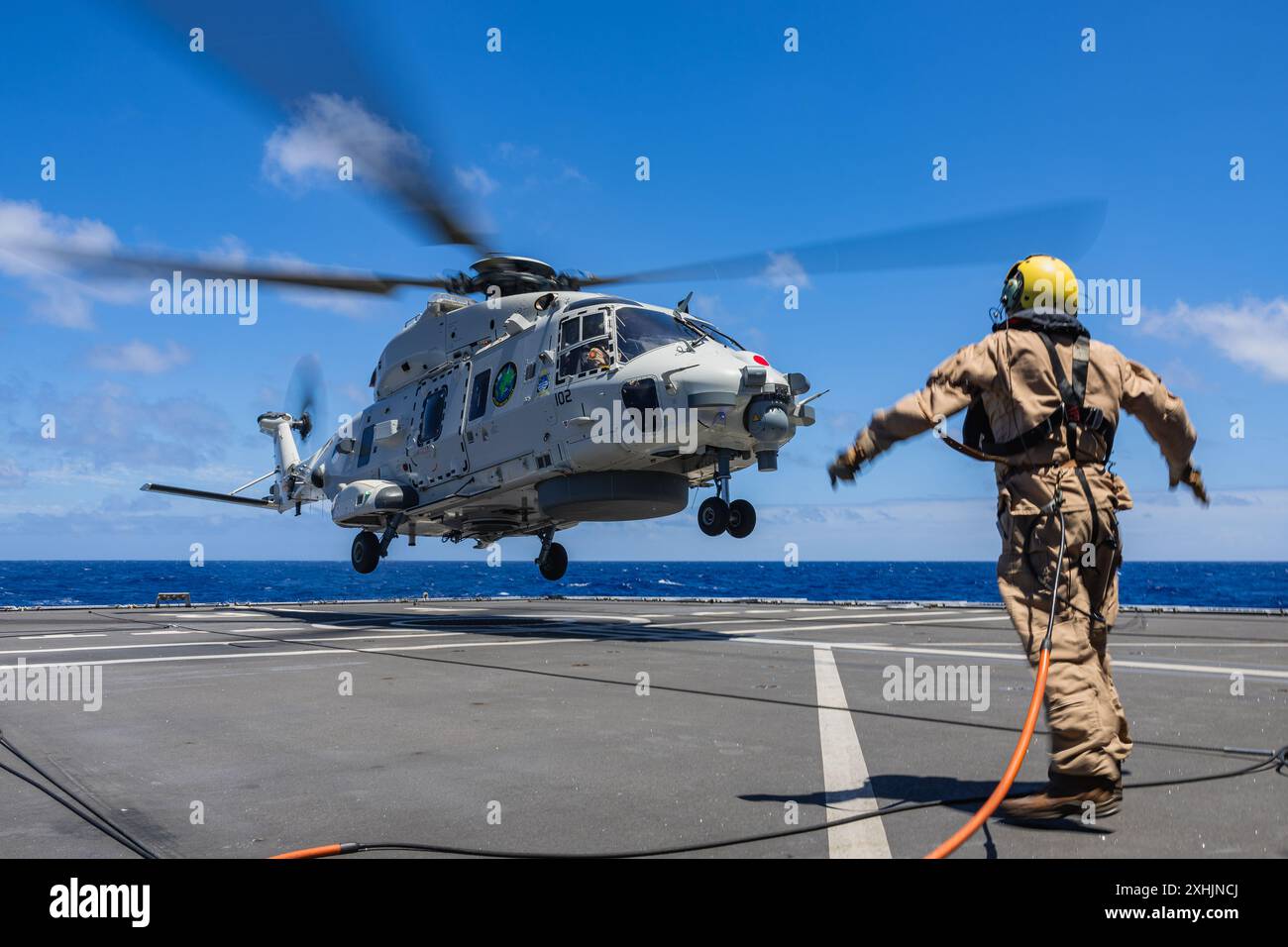 Una Royal Netherlands NH90NFH atterra dopo una missione di guerra anti-sommergibile a bordo della fregata HNLMS Tromp (F803) della Royal Netherlands Navy De Zeven Provincien, il 13 luglio 2024. Ventinove nazioni, 40 navi di superficie, tre sottomarini, 14 forze terrestri nazionali, più di 150 aerei e 25.000 personale partecipano al RIMPAC nelle e intorno alle isole Hawaii, dal giugno 27 al agosto 1. Il RIMPAC, la più grande esercitazione marittima internazionale al mondo, offre un'opportunità di formazione unica promuovendo e sostenendo relazioni di cooperazione tra i partecipanti fondamentali per garantire la sicurezza della corsia di mare Foto Stock