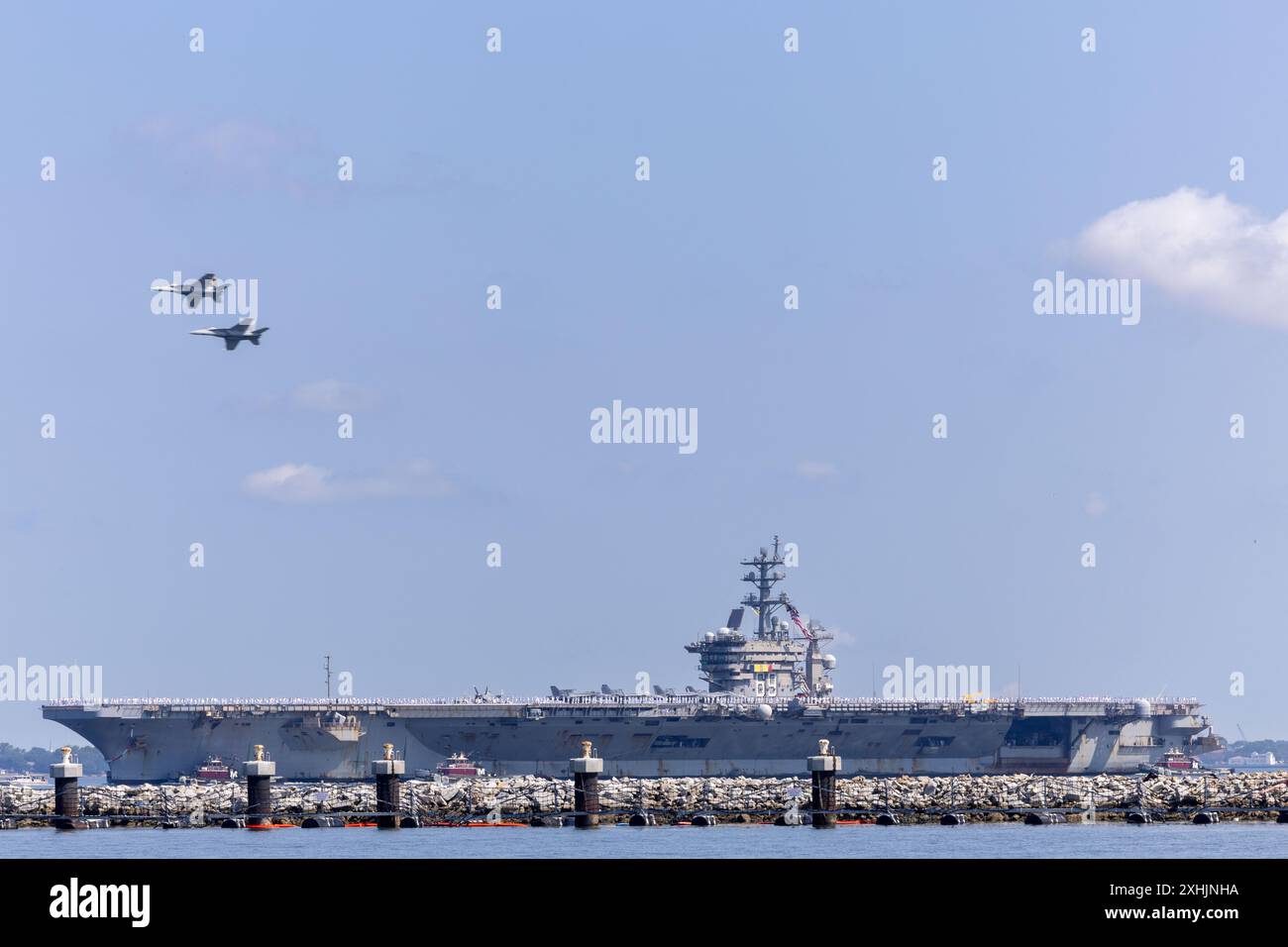 La portaerei classe Nimitz USS Dwight D. Eisenhower (CVN 69) ritorna alla base navale di Norfolk il 14 luglio 2024, concludendo un dispiegamento di nove mesi nell'Atlantico. Eisenhower, la nave ammiraglia del Ike Carrier Strike Group, partì da Norfolk il 14 ottobre 2023 per condurre un dispiegamento programmato nell'area delle operazioni della 5a e 6a flotta a sostegno delle operazioni di sicurezza marittima, degli sforzi di cooperazione per la sicurezza del teatro e delle attività di vigilanza rafforzate con gli alleati e i partner della NATO. (Foto della Marina degli Stati Uniti di Timothy Conroy, specialista della comunicazione di massa di terza classe) Foto Stock