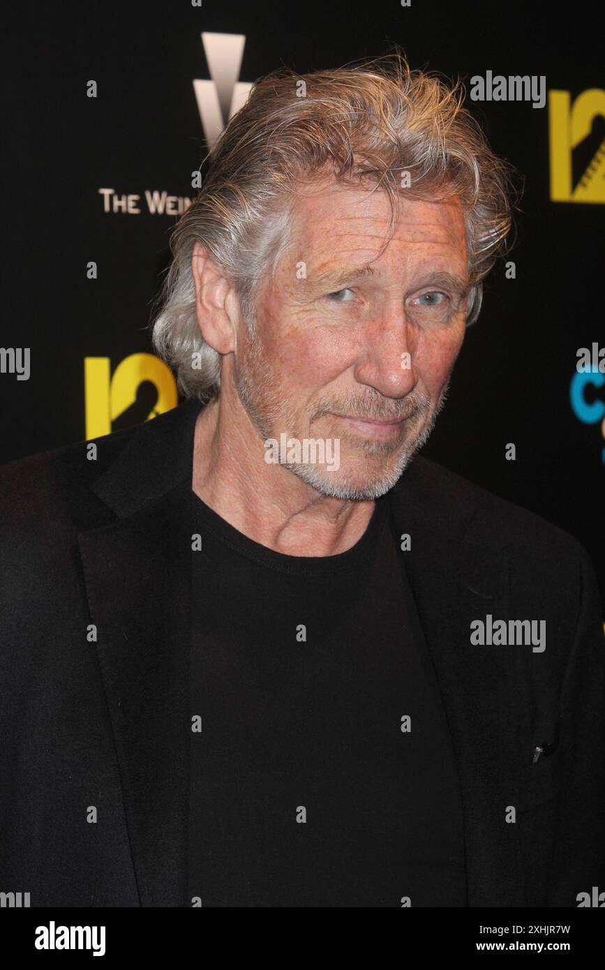 Roger Waters partecipa alla prima del documentario "12-12-12" del concerto di beneficenza Hurricane Sandy Relief della Weinstein Company al Clearview Cinemas Ziegfeld Theatre di New York l'8 novembre 2013. Foto di Henry McGee/MediaPunch Foto Stock