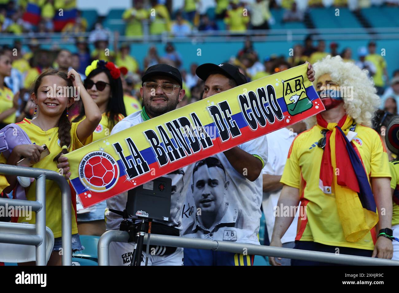 Miami, Florida, Stati Uniti. 15 luglio 2024. I tifosi di A'rgentina tifo per la loro squadra prima della finale di Copa América USA 2024 contro la Colombia, fuori dall'Hard Rock Stadium, il 14 luglio 2024. Crediti: Alejandro Pagni/Alamy Live News Foto Stock