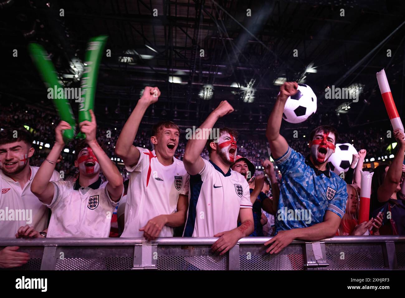 Molti tifosi della squadra inglese tifanno il tifo per assistere alla finale dell'Euro all'AO Arena di Manchester. I tifosi di tutto il paese si aspettano di assistere alla partita mentre l'Inghilterra gioca contro la Spagna per la finale di calcio dell'Euro 2024. Foto Stock