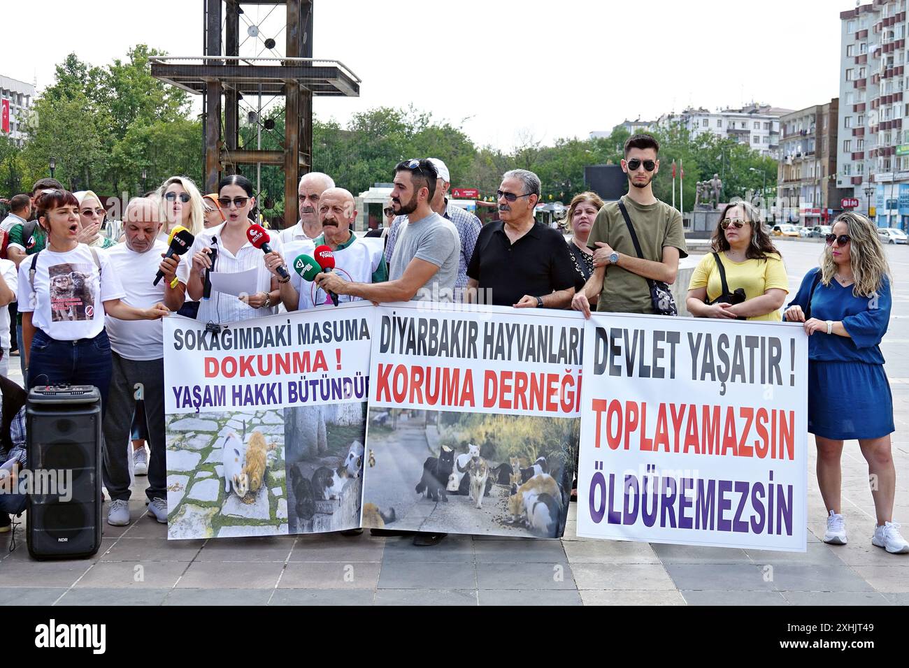 Meryem Ercan (L3), presidente dell'Associazione per la protezione degli animali, è visto parlare durante una manifestazione. I partiti politici, le associazioni per i diritti umani e la protezione degli animali protestano contro una proposta di legge del partito islamista per la giustizia e lo sviluppo (AKP) al governo turco che include l'uccisione di animali randagi sotto il nome di "eutanasia”. Nelle manifestazioni organizzate simultaneamente a Istanbul, Izmir, Ankara e Diyarbakir, sostennero che questa legge mirava a uccidere la maggior parte degli animali randagi e chiedevano che il disegno di legge fosse ritirato. (Foto di Mehmet Masum Suer/SOPA Images/si Foto Stock