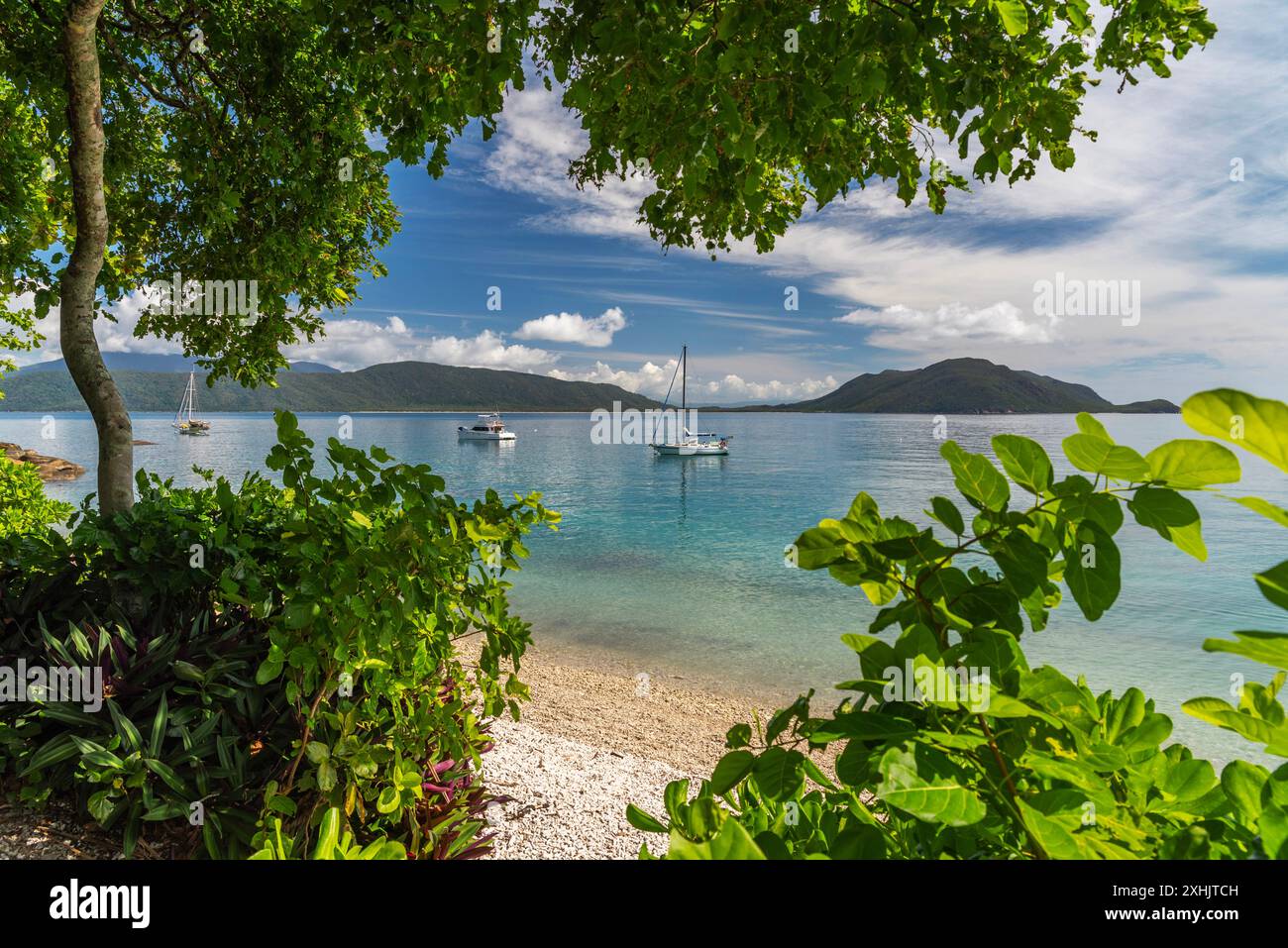 Pittoresca spiaggia tropicale di corallo con acqua turchese sull'isola Fitzroy. È un'isola continentale a sud-est di Cairns, Queensland, Australia. Foto Stock