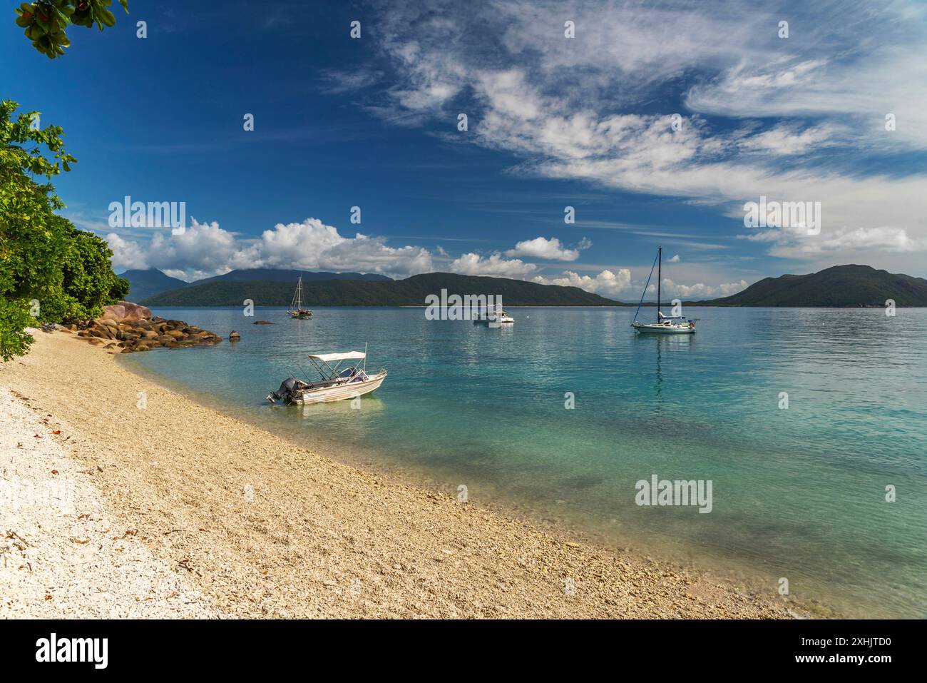 Pittoresca spiaggia tropicale di corallo con acqua turchese sull'isola Fitzroy. È un'isola continentale a sud-est di Cairns, Queensland, Australia. Foto Stock