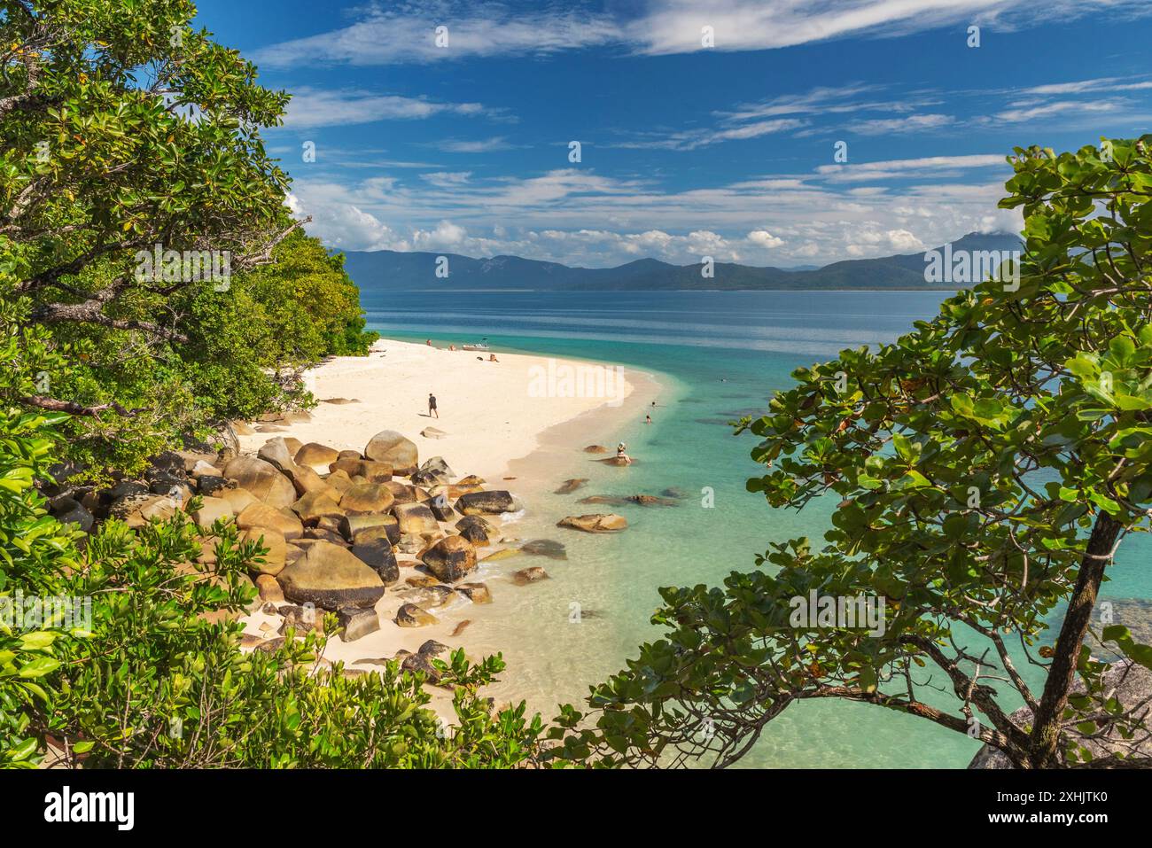 Pittoresca spiaggia tropicale dorata di Nudey con acqua turchese sull'isola Fitzroy. È un'isola continentale a sud-est di Cairns, Queensland, Australia. Foto Stock