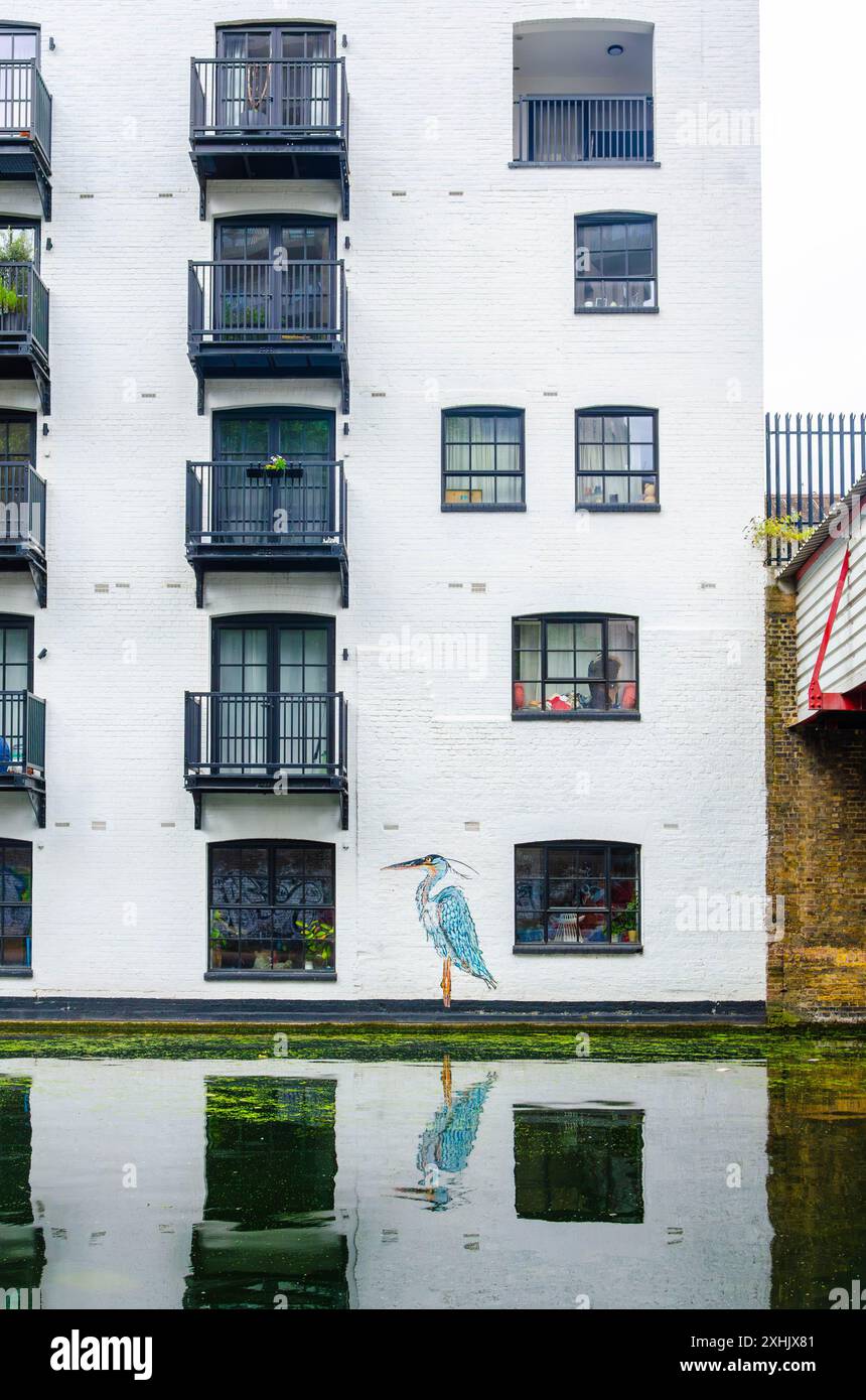 Lavaggio asciugatura su una linea di lavaggio su un balcone appartenente a un appartamento in un blocco di appartamenti a Londra, Regno Unito Foto Stock