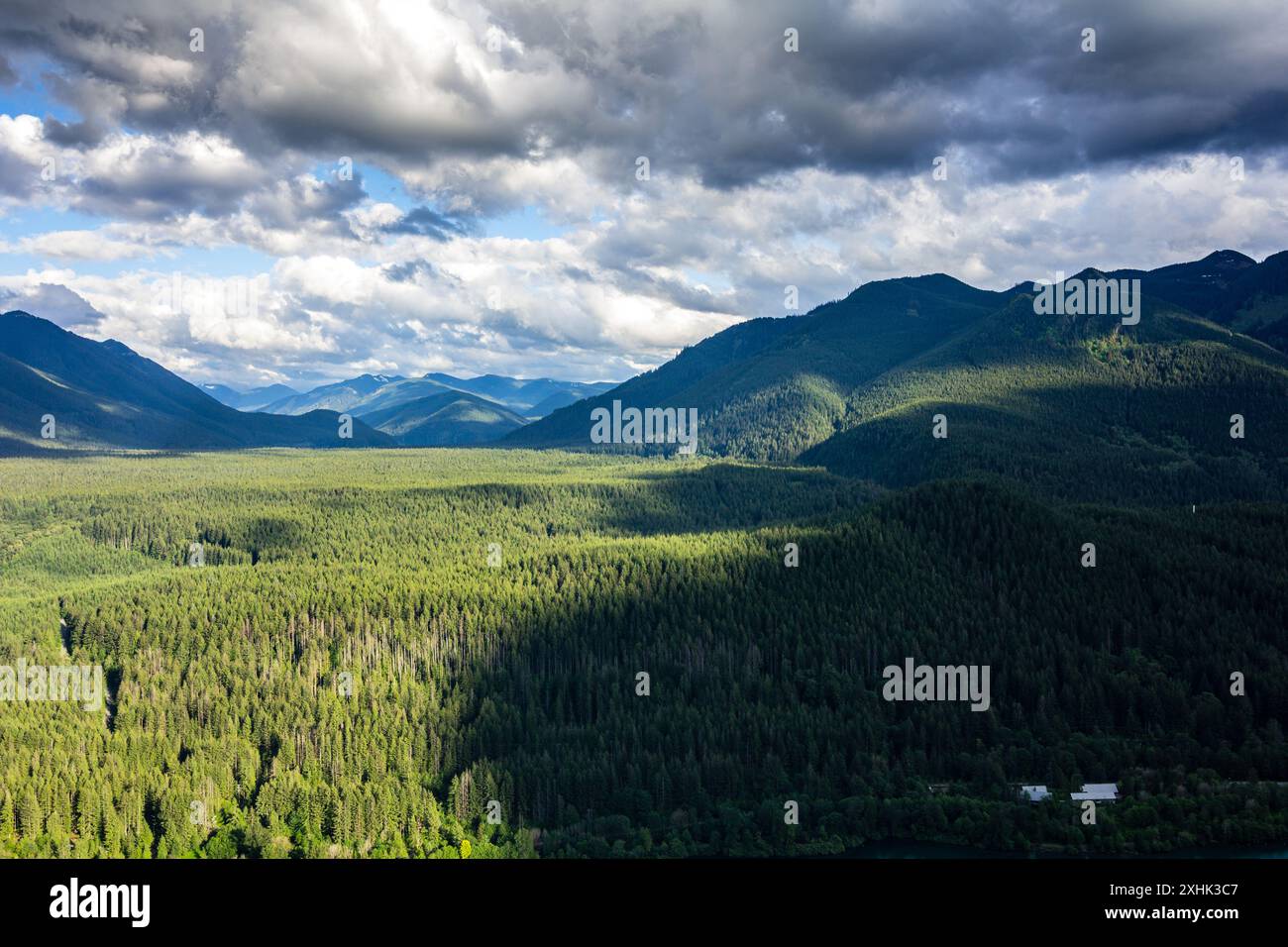 Nuvole sulle montagne nello stato di Washington Foto Stock