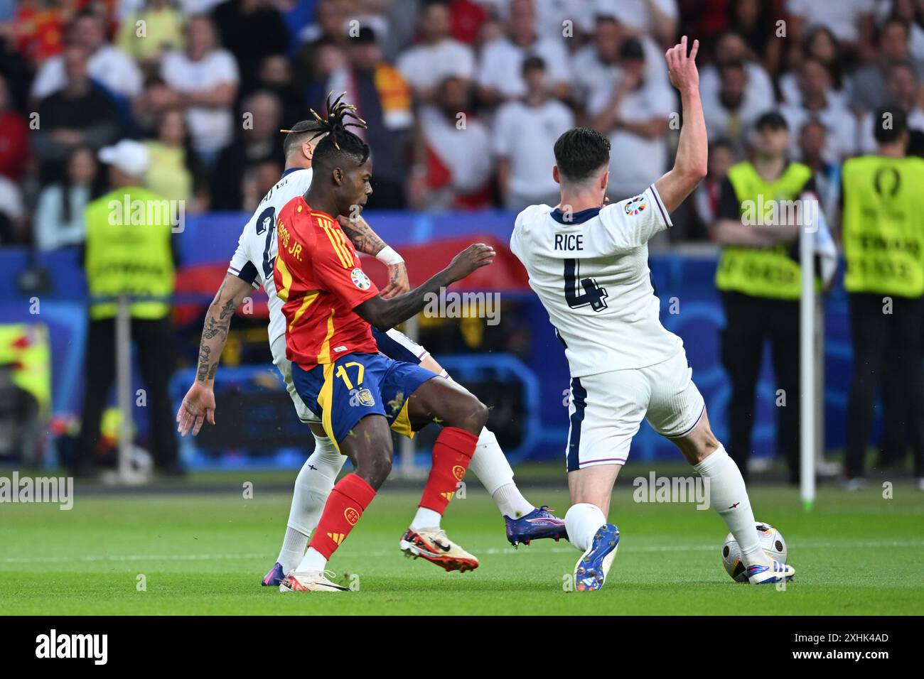 Nico Williams (Spagna) Kyle Walker (Inghilterra) Declan Rice (Inghilterra) durante la partita UEFA Euro Germany 2024 tra Spagna 2-1 Inghilterra all'Olympiastadion il 14 luglio 2024 a Berlino, Germania. Crediti: Maurizio Borsari/AFLO/Alamy Live News Foto Stock