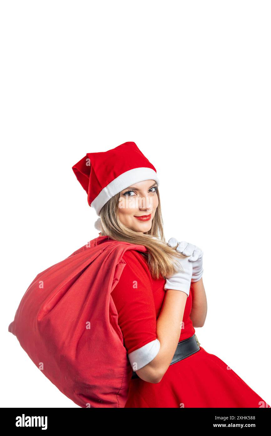Ritratto di mamma Claus che guarda la macchina fotografica sorridente portando con sé una borsa di regali. Ritratto di donna babbo natale su sfondo bianco Foto Stock