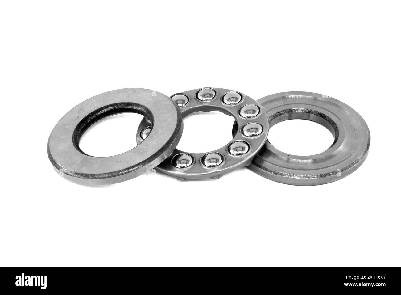 Cuscinetto a sfere di spinta isolato su sfondo bianco, pezzi di ricambio per macchinari e industria automobilistica, profondità di campo completa Foto Stock