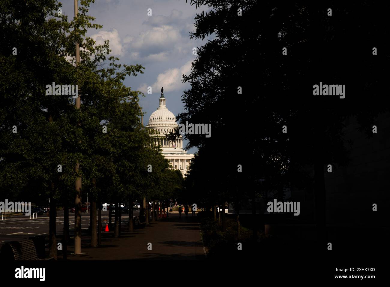 Una vista del Campidoglio degli Stati Uniti a Washington, DC, Stati Uniti, il 14 luglio 2024, il giorno dopo che l'ex presidente degli Stati Uniti Donald Trump è rimasto ferito durante una sparatoria a Butler, Pennsylvania. Il Campidoglio degli Stati Uniti è la sede del Congresso degli Stati Uniti, il ramo legislativo del governo federale. Si trova su Capitol Hill all'estremità orientale del National Mall a Washington D.C. (foto di Aashish Kiphayet/Alamy Live News) Foto Stock