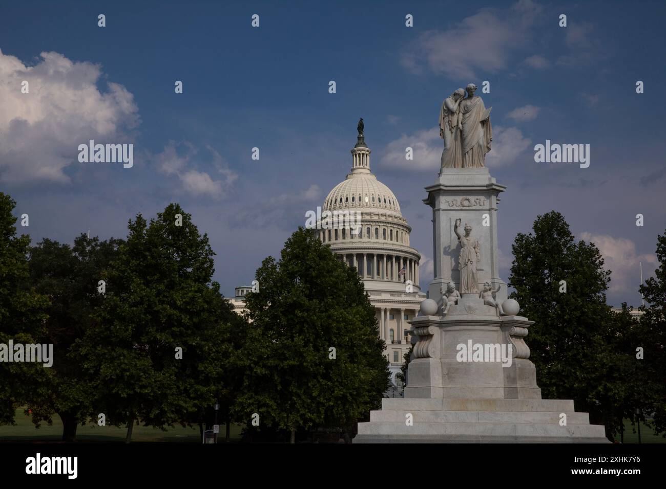 Una vista del Campidoglio degli Stati Uniti a Washington, DC, Stati Uniti, il 14 luglio 2024, il giorno dopo che l'ex presidente degli Stati Uniti Donald Trump è rimasto ferito durante una sparatoria a Butler, Pennsylvania. Il Campidoglio degli Stati Uniti è la sede del Congresso degli Stati Uniti, il ramo legislativo del governo federale. Si trova su Capitol Hill all'estremità orientale del National Mall a Washington D.C. (foto di Aashish Kiphayet/Alamy Live News) Foto Stock