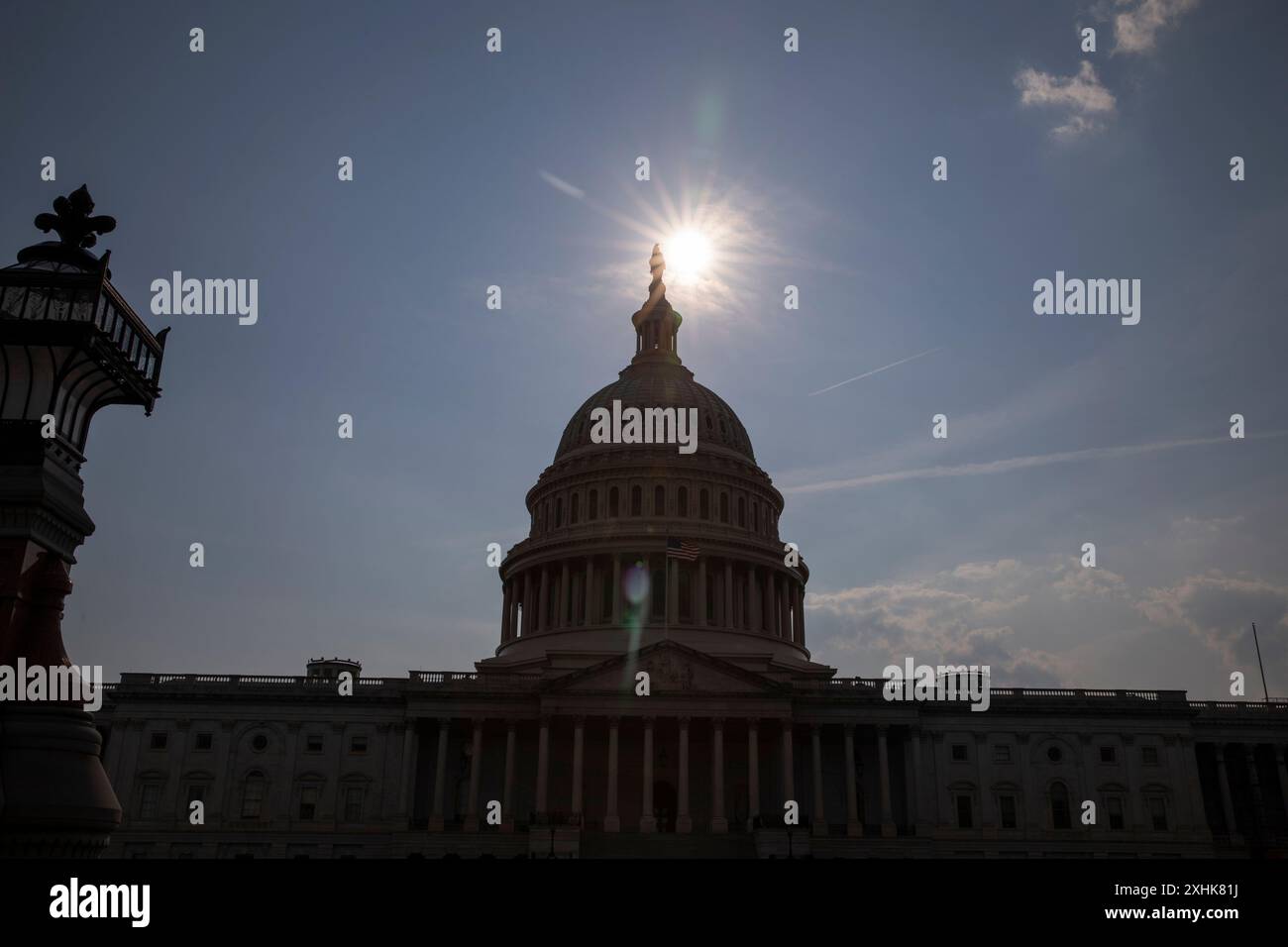 Una vista del Campidoglio degli Stati Uniti a Washington, DC, Stati Uniti, il 14 luglio 2024, il giorno dopo che l'ex presidente degli Stati Uniti Donald Trump è rimasto ferito durante una sparatoria a Butler, Pennsylvania. Il Campidoglio degli Stati Uniti è la sede del Congresso degli Stati Uniti, il ramo legislativo del governo federale. Si trova su Capitol Hill all'estremità orientale del National Mall a Washington D.C. (foto di Aashish Kiphayet/Alamy Live News) Foto Stock