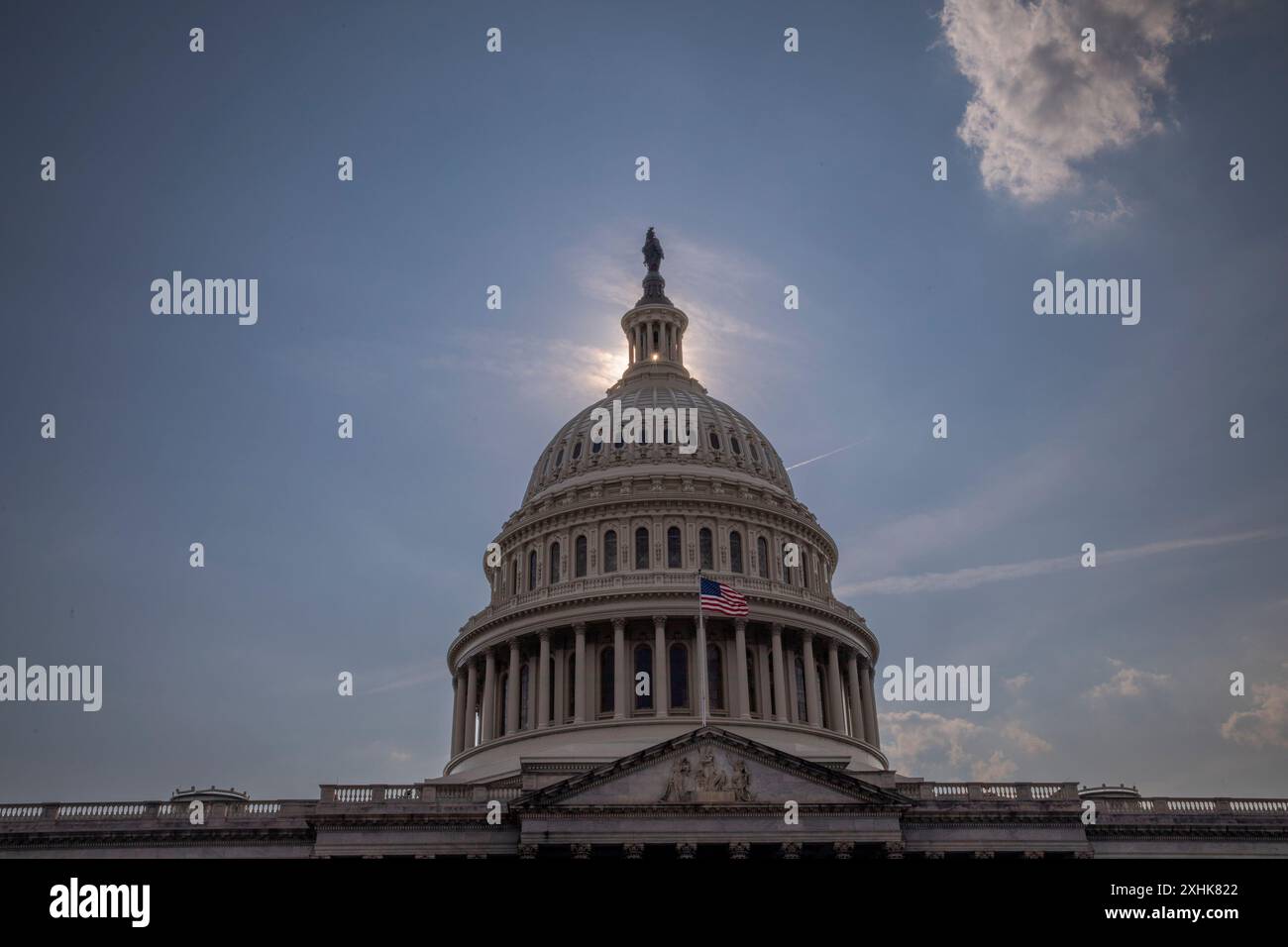 Una vista del Campidoglio degli Stati Uniti a Washington, DC, Stati Uniti, il 14 luglio 2024, il giorno dopo che l'ex presidente degli Stati Uniti Donald Trump è rimasto ferito durante una sparatoria a Butler, Pennsylvania. Il Campidoglio degli Stati Uniti è la sede del Congresso degli Stati Uniti, il ramo legislativo del governo federale. Si trova su Capitol Hill all'estremità orientale del National Mall a Washington D.C. (foto di Aashish Kiphayet/Alamy Live News) Foto Stock