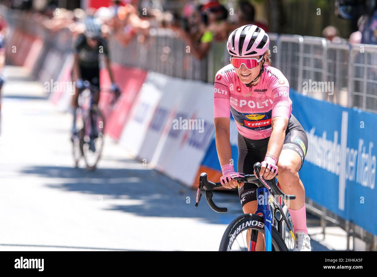 ELISA Longo Borghini (ITA) di Lidl - Trek Team vince la maglia rosa del giro díItalia Women 2024. (Foto di Davide di Lalla/SOPA Images/Sipa USA) credito: SIPA USA/Alamy Live News Foto Stock