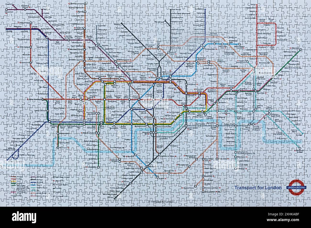 Mountain View, California, Stati Uniti d'America - 14 luglio 2024: Un puzzle da 1000 pezzi a tema della mappa della metropolitana di Londra, di dimensioni 75 cm x 50 cm. Foto Stock