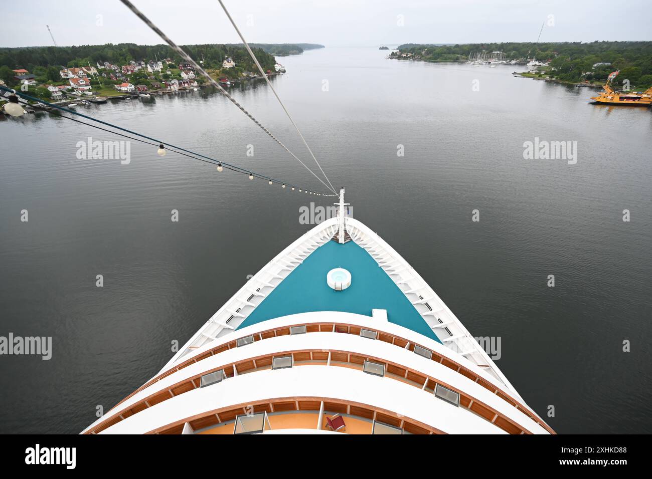 Die Schären vor Stockholm. Blick von der AidaDiva auf die Schäreninsel Furusund. Der Stockholmer Schärengarten besteht aus ungefähr 30 000 Inseln, Schären und Felsen, die sich 80 km östlich vom Stadtzentrum in Die Ostsee erstrecken. Einige sind große, bewohnte Inseln, die für ihre lebhaften Sommerpartys bekannt sind, andere ähneln eher felsigen Außenposten oder Gras bewachsenen Kuppen, die von Seehunden oder Kajakfahrern okkupiert werden. Stockholm Schweden *** l'arcipelago al largo di Stoccolma Vista dall'AidaDiva all'arcipelago di Furusund l'arcipelago di Stoccolma è costituito da aroun Foto Stock