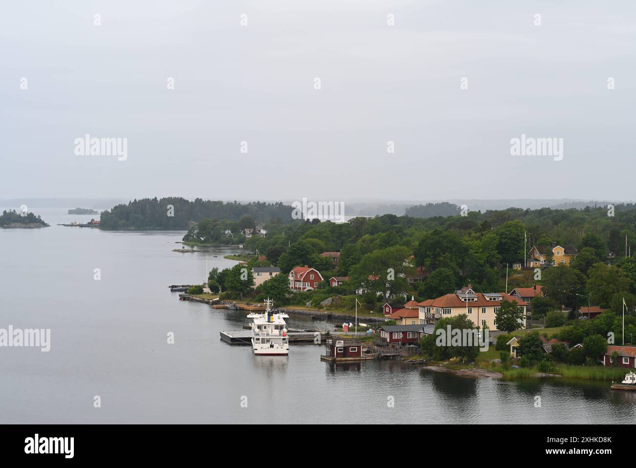 Die Schären vor Stockholm. Blick auf das ehemalige Sommerhaus von Astrid Lindgren Stenhällen auf der Schäreninsel Furusund. Die Insel War früher ein Kurort für wohlhabende Stockholmer Der Stockholmer Schärengarten besteht aus ungefähr 30 000 Inseln, Schären und Felsen, die sich 80 km östlich vom Stadtzentrum in die Ostsee erstrecken. Einige sind große, bewohnte Inseln, die für ihre lebhaften Sommerpartys bekannt sind, andere ähneln eher felsigen Außenposten oder Gras bewachsenen Kuppen, die von Seehunden oder Kajakfahrern okkupiert werden. Stoccolma Schweden *** l'arcipelago al largo di Stoccolma vi Foto Stock