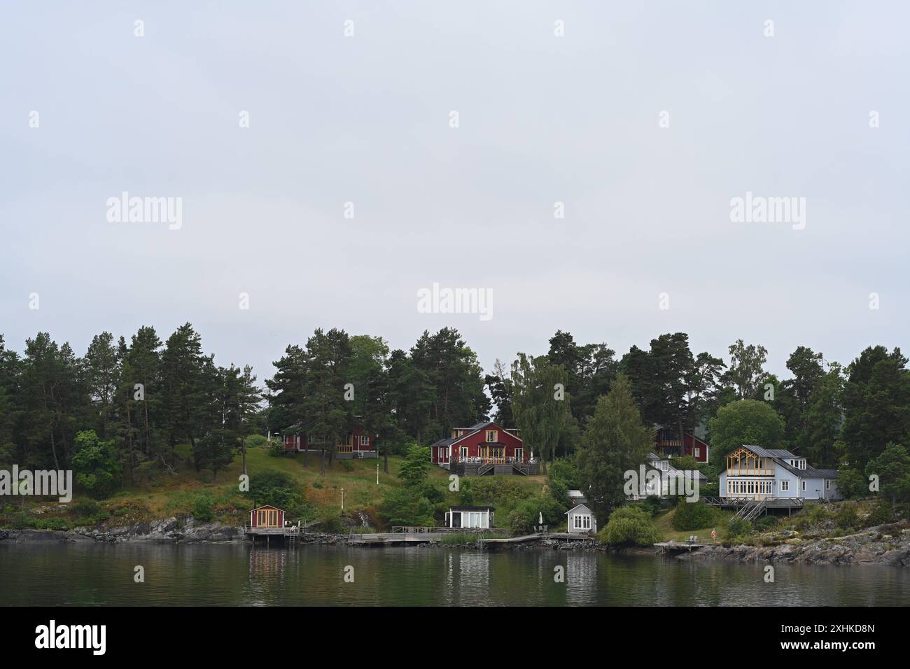 Die Schären vor Stockholm. Blick über die kleinen Inseln. Der Stockholmer Schärengarten besteht aus ungefähr 30 000 Inseln, Schären und Felsen, die sich 80 km östlich vom Stadtzentrum in Die Ostsee erstrecken. Einige sind große, bewohnte Inseln, die für ihre lebhaften Sommerpartys bekannt sind, andere ähneln eher felsigen Außenposten oder Gras bewachsenen Kuppen, die von Seehunden oder Kajakfahrern okkupiert werden. Stoccolma Schweden *** l'arcipelago al largo di Stoccolma Vista delle piccole isole l'arcipelago di Stoccolma è composto da circa 30.000 isole, scogli e rocce che si estendono per 80 km a est Foto Stock