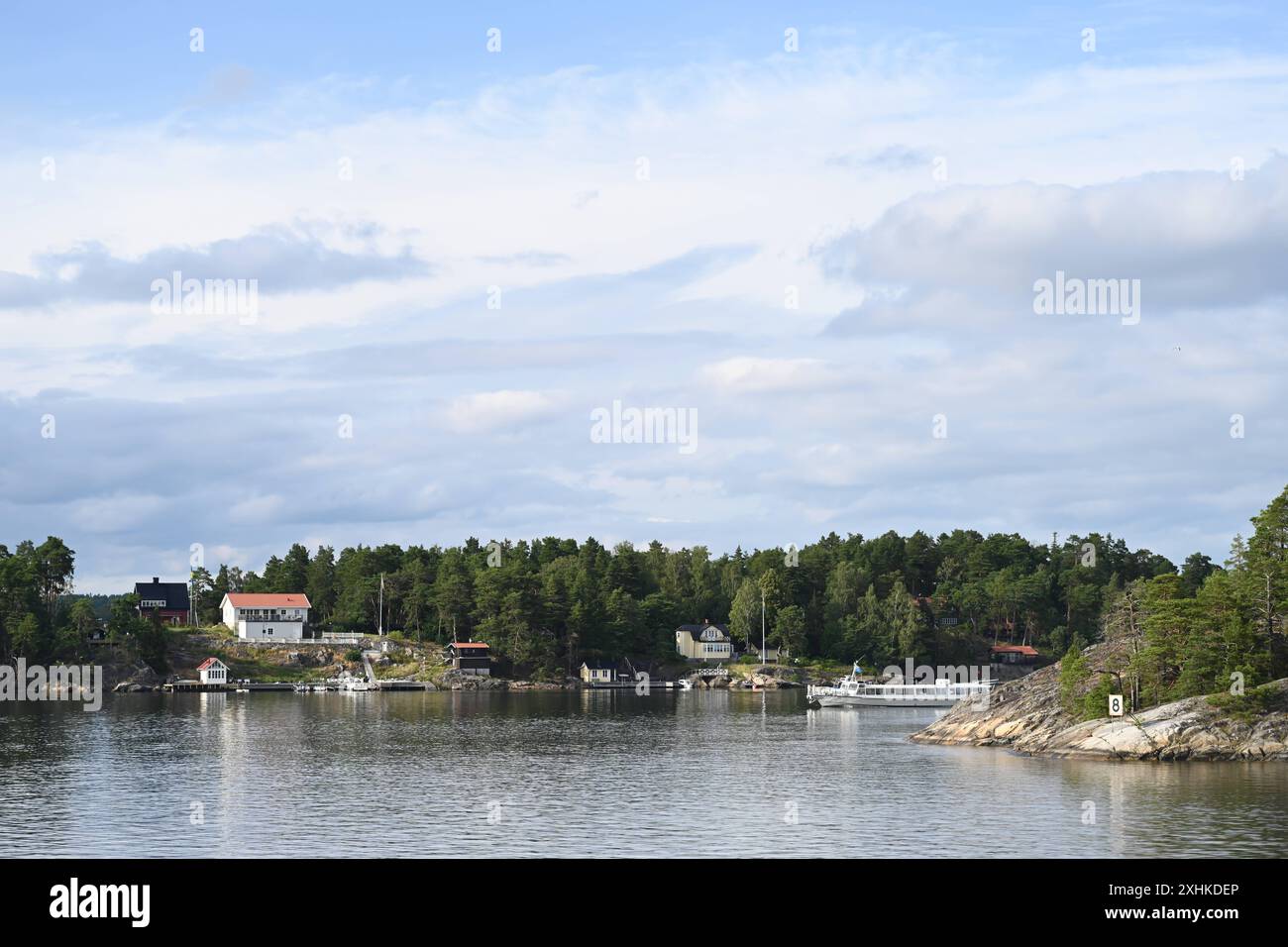 Die Schären vor Stockholm. Blick auf die kleinen Inselwelt. Der Stockholmer Schärengarten besteht aus ungefähr 30 000 Inseln, Schären und Felsen, die sich 80 km östlich vom Stadtzentrum in Die Ostsee erstrecken. Einige sind große, bewohnte Inseln, die für ihre lebhaften Sommerpartys bekannt sind, andere ähneln eher felsigen Außenposten oder Gras bewachsenen Kuppen, die von Seehunden oder Kajakfahrern okkupiert werden. Stoccolma Schweden *** l'arcipelago al largo di Stoccolma Vista del mondo delle piccole isole l'arcipelago di Stoccolma è composto da circa 30.000 isole, scogli e rocce che si estendono per 80 Foto Stock