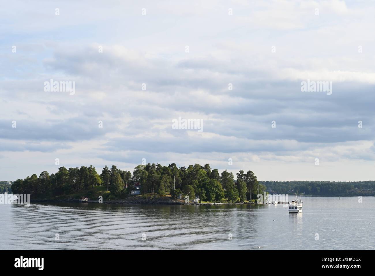 Die Schären vor Stockholm. Blick auf die kleinen Inselwelt. Der Stockholmer Schärengarten besteht aus ungefähr 30 000 Inseln, Schären und Felsen, die sich 80 km östlich vom Stadtzentrum in Die Ostsee erstrecken. Einige sind große, bewohnte Inseln, die für ihre lebhaften Sommerpartys bekannt sind, andere ähneln eher felsigen Außenposten oder Gras bewachsenen Kuppen, die von Seehunden oder Kajakfahrern okkupiert werden. Stoccolma Schweden *** l'arcipelago al largo di Stoccolma Vista del mondo delle piccole isole l'arcipelago di Stoccolma è composto da circa 30.000 isole, scogli e rocce che si estendono per 80 Foto Stock