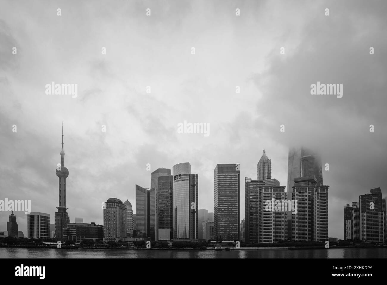 Torre sopra la nebbia Foto Stock