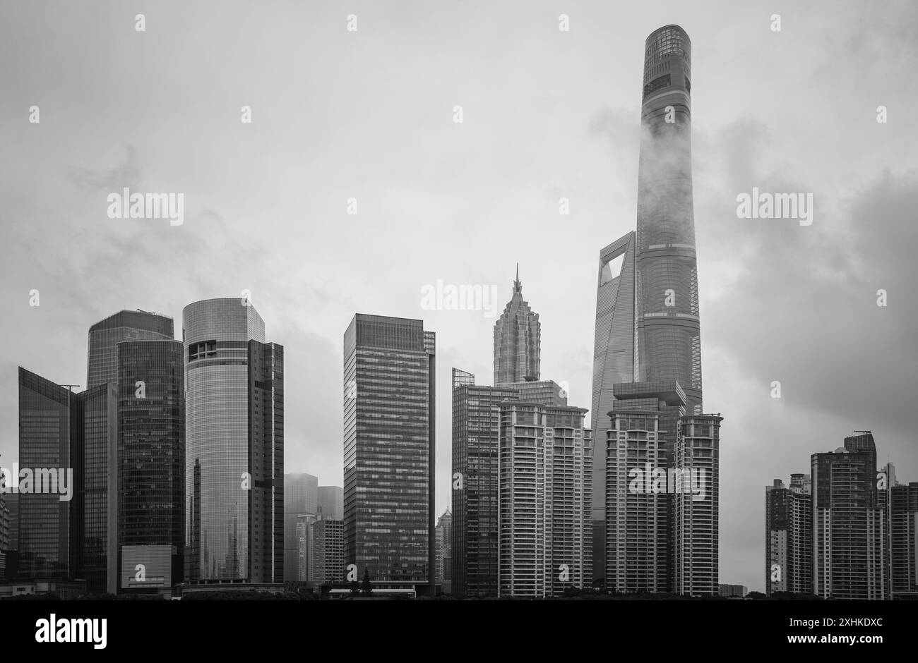 Torre sopra la nebbia Foto Stock