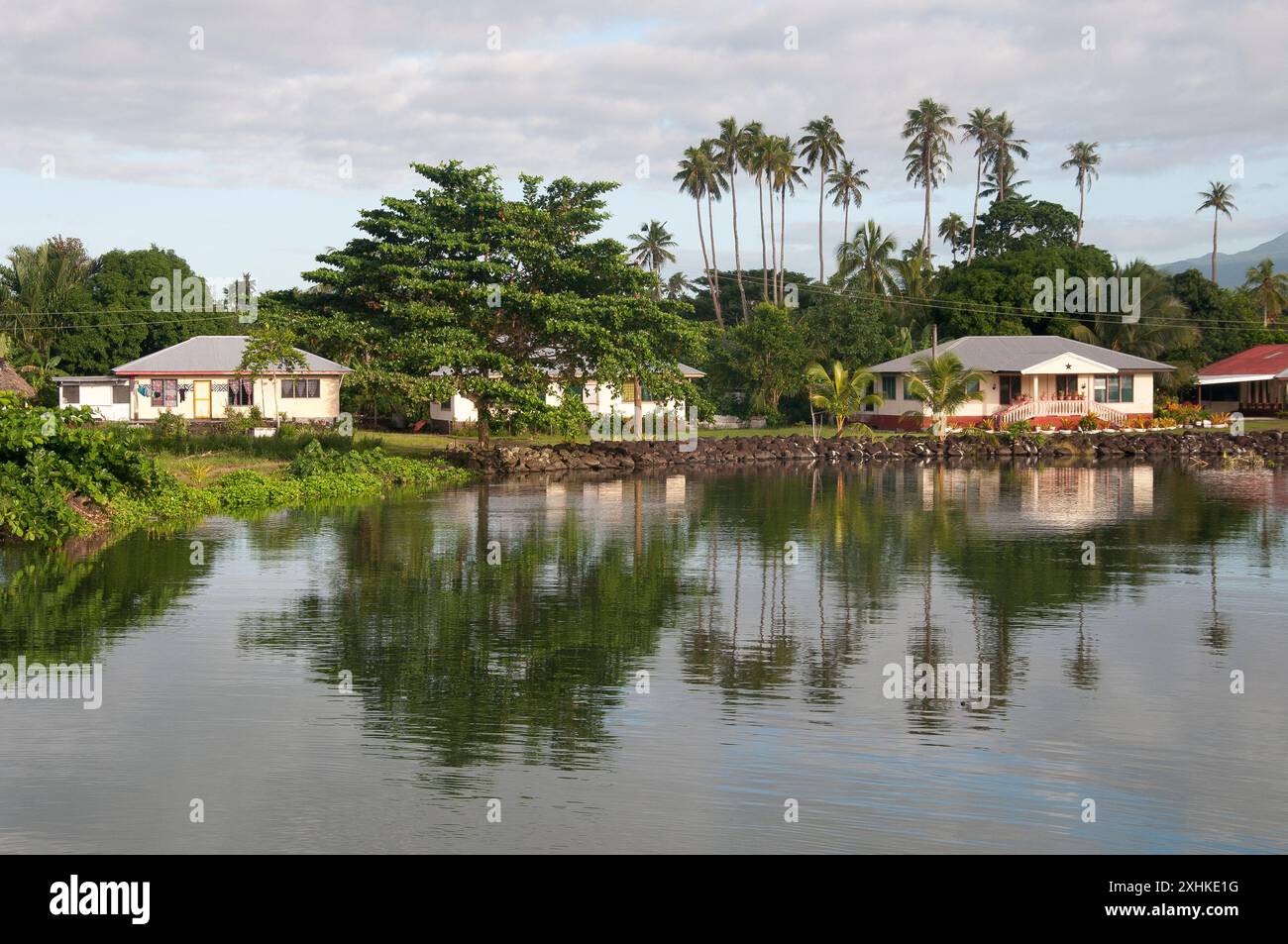 Case del villaggio samoano lungo un corso d'acqua sull'isola di Savai'i. Foto Stock