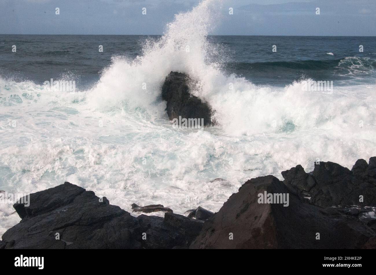 Onde che si infrangono agli Alofaaga Blowholes, Savai'i, Samoa Foto Stock