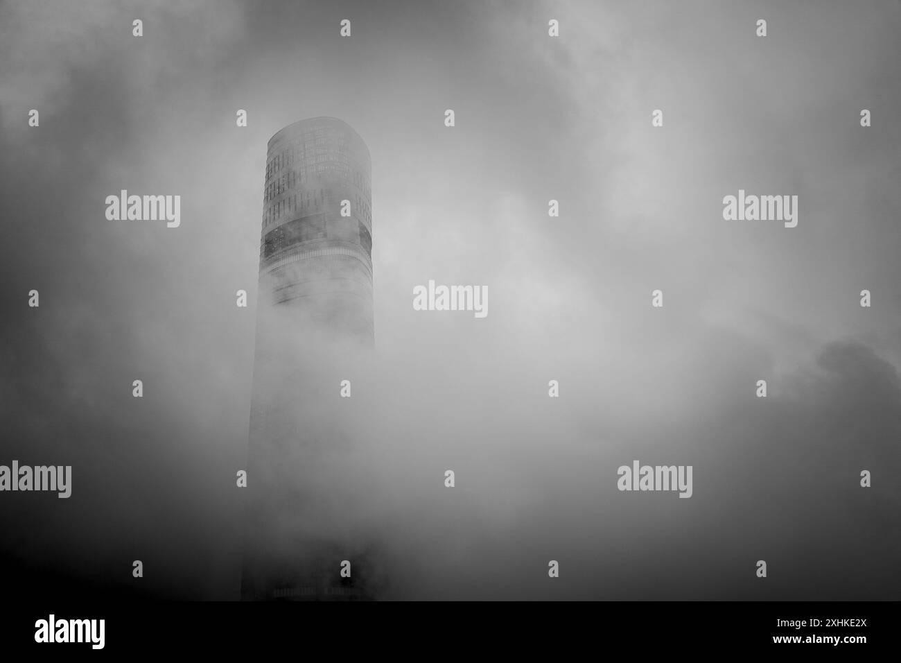 Torre sopra la nebbia Foto Stock