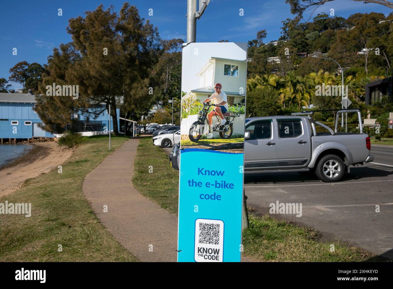 Sydney Australia, dato l'aumento degli adolescenti che guidano e-bike e che si scontrano con i pedoni, il consiglio sta promuovendo un codice e-bike tramite un'app QR code Foto Stock