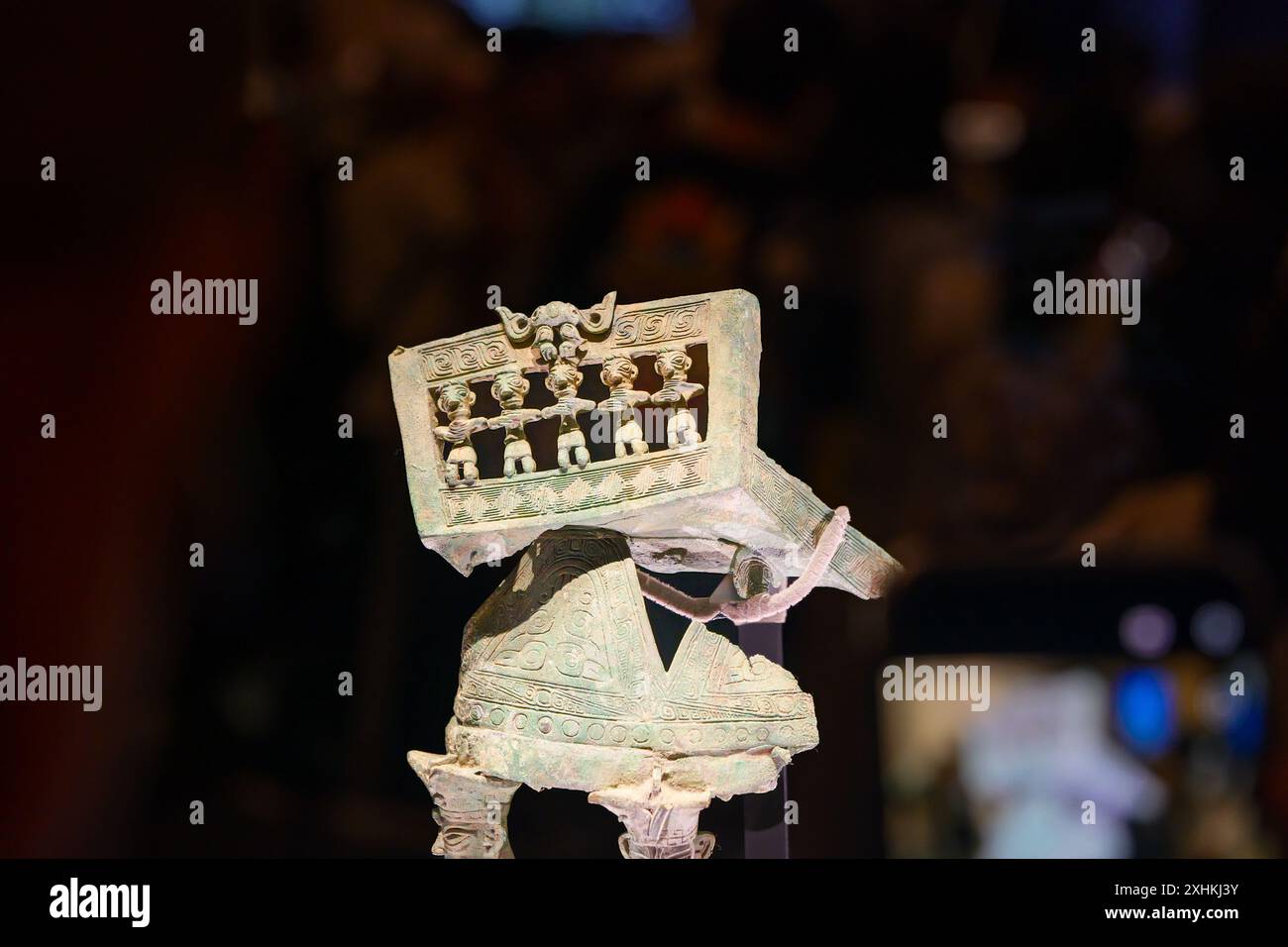 Guanghan Cina - 24 maggio 2024: Un altare sacrificale in bronzo in mostra al Museo Sanxingdui di Sanxingdui vicino a Chengdu, provincia del Sichuan in Cina. Foto Stock