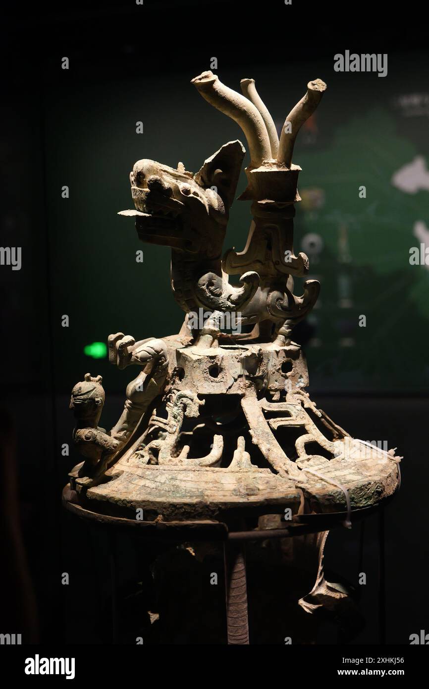 Guanghan Cina - 24 maggio 2024: Un coperchio in bronzo con bestia e uomo in mostra al Museo Sanxingdui di Sanxingdui vicino a Chengdu, provincia del Sichuan in Foto Stock