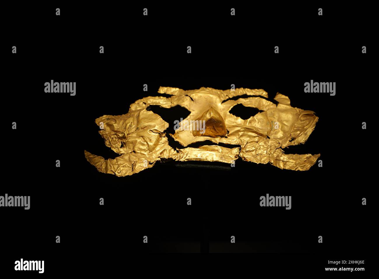 Guanghan Cina - 24 maggio 2024: Una maschera d'oro datata oltre 3000 anni in mostra al Museo Sanxingdui, provincia del Sichuan in Cina. Foto Stock