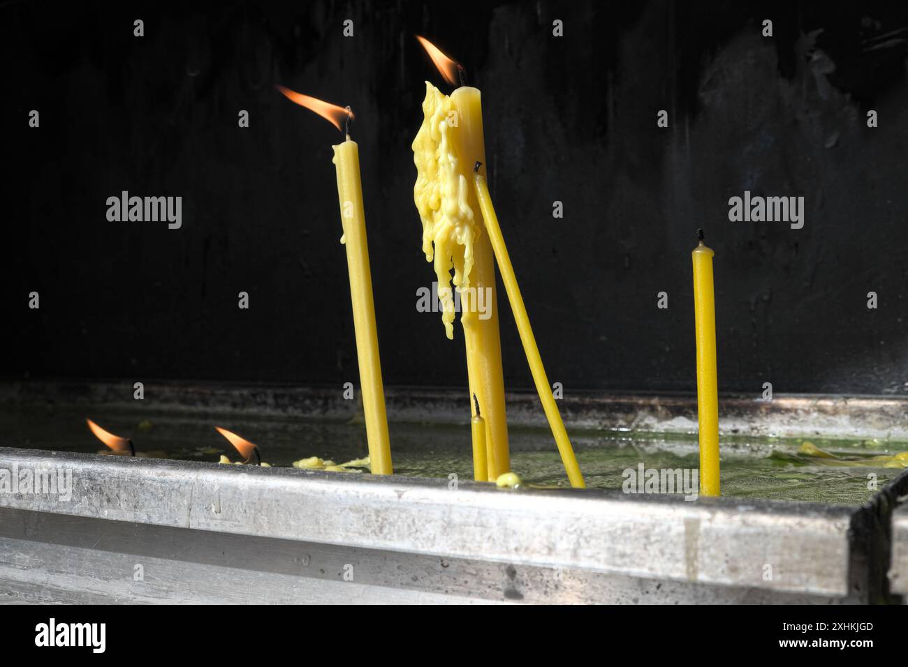 Candele accese, Chiesa ortodossa serba della Santissima Trinità a Gornji Milanovac, Sumadija, Serbia Foto Stock