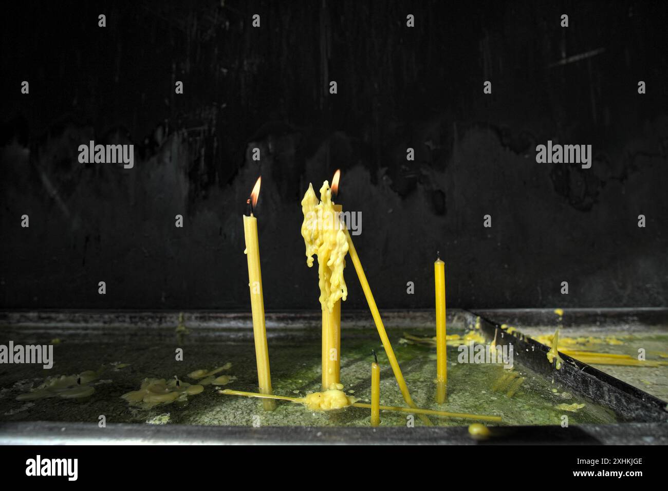 Candele accese, Chiesa ortodossa serba della Santissima Trinità a Gornji Milanovac, Sumadija, Serbia Foto Stock