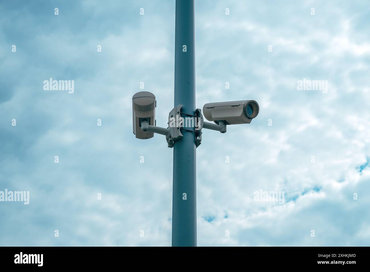 Telecamera di sicurezza per il controllo del traffico su palo metallico, messa a fuoco selettiva Foto Stock