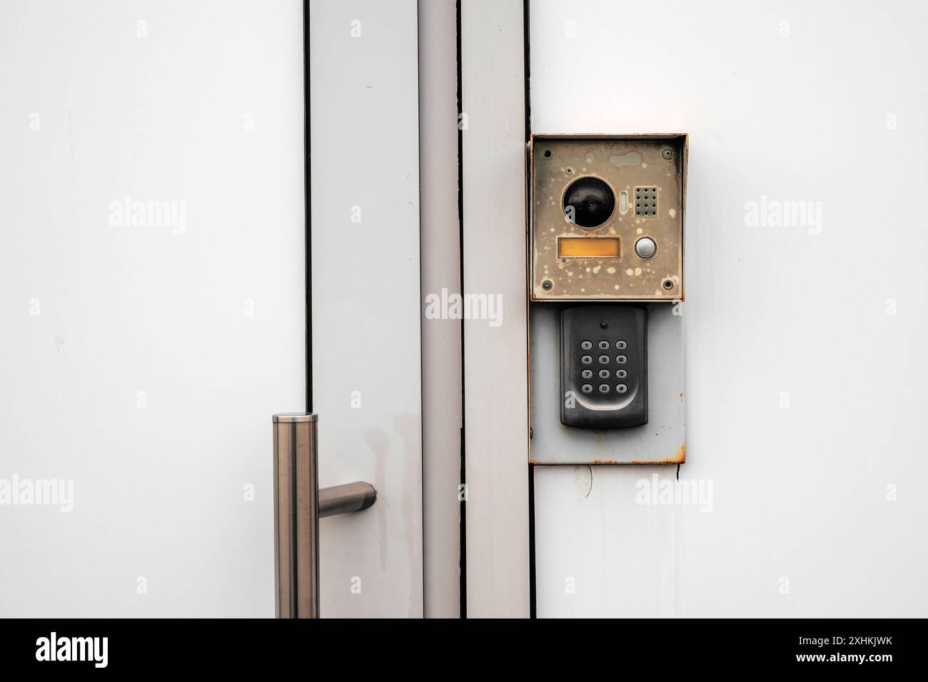 Controllo di accesso tramite tastiera vintage su sportello industriale con spazio di copia Foto Stock