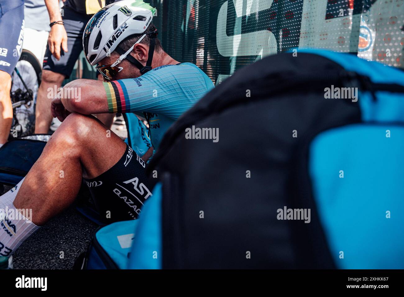 Foto di Zac Williams/SWpix.com - 14/07/2024 - Ciclismo - Tour de France 2024 - tappa 15, Loudenvielle - Plateau de Beille, Francia - Mark Cavendish, Astana Qazaqstan. Crediti: SWpix/Alamy Live News Foto Stock