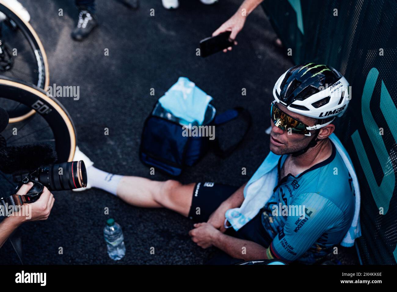 Foto di Zac Williams/SWpix.com - 14/07/2024 - Ciclismo - Tour de France 2024 - tappa 15, Loudenvielle - Plateau de Beille, Francia - Mark Cavendish, Astana Qazaqstan. Crediti: SWpix/Alamy Live News Foto Stock