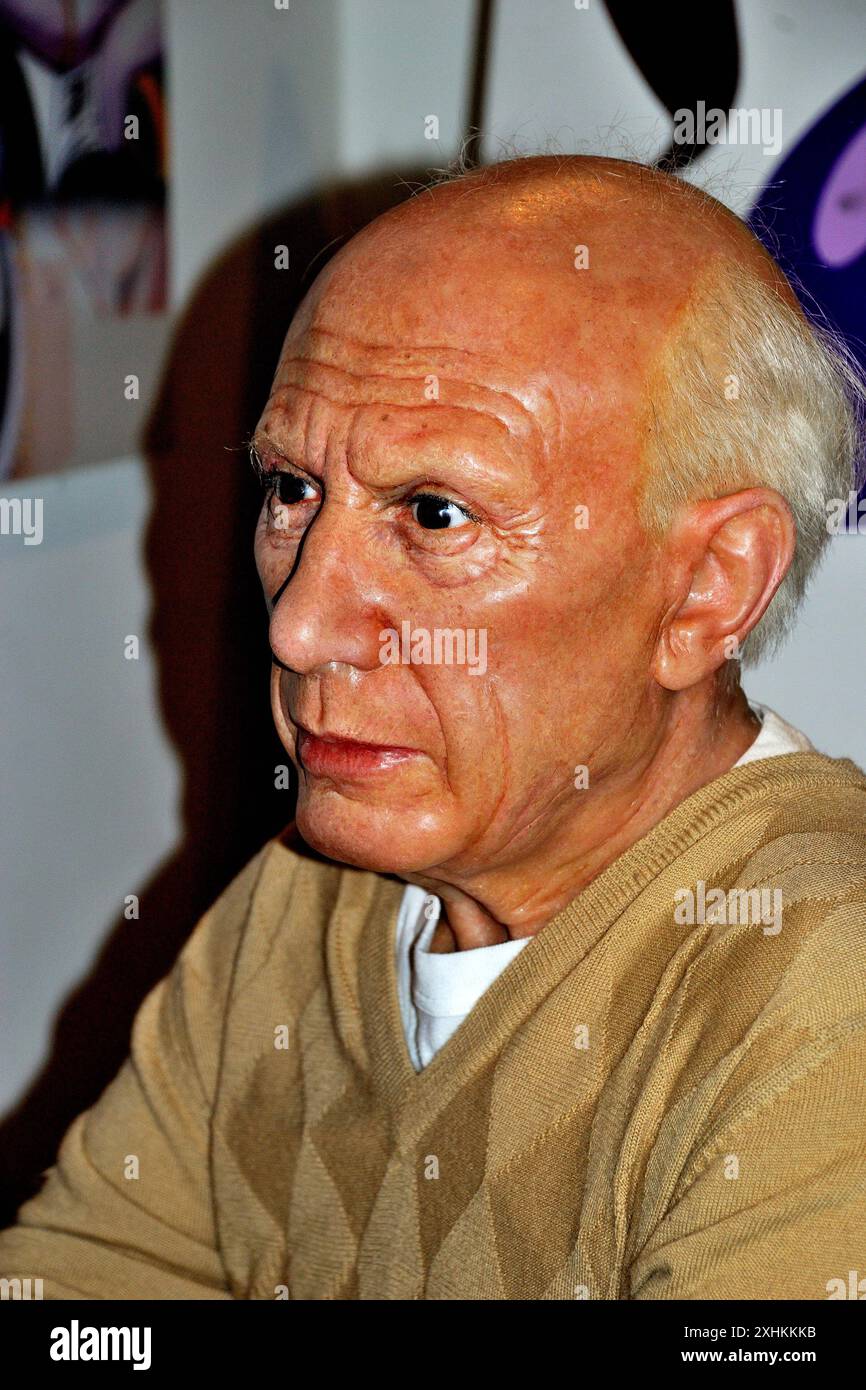 Statua delle cere di Pablo Picasso, museo delle cere di Madame Tussauds, situato presso la Peak Tower sull'isola di Hong Kong Foto Stock