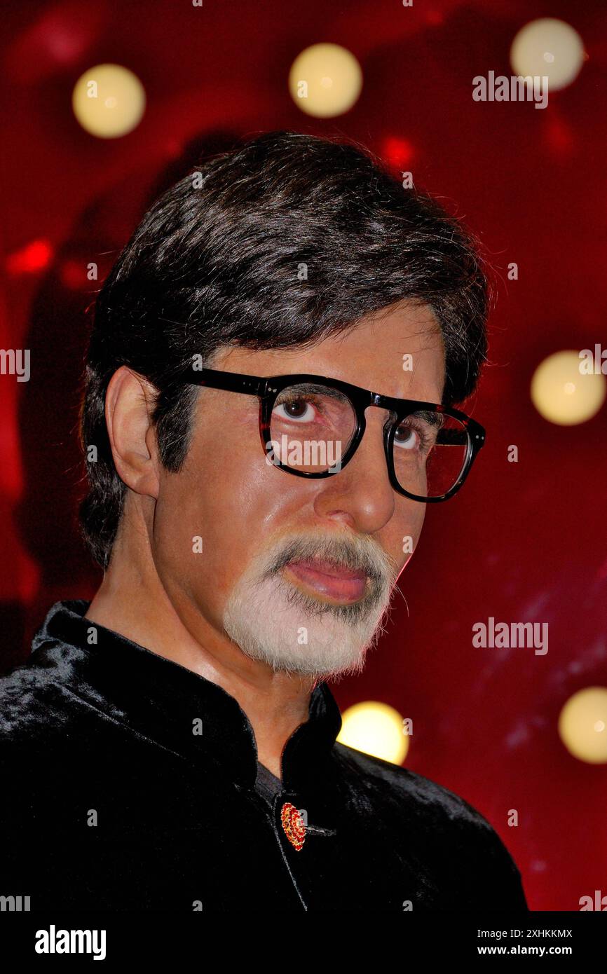 Statua delle cere di Amitabh Bachchan, museo delle cere di Madame Tussauds, situato presso la Peak Tower sull'Isola di Hong Kong Foto Stock