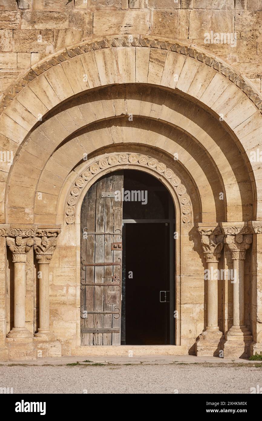 Portico romanico di Santa Maria de Porqueres. Lago Banyoles. Girona Foto Stock