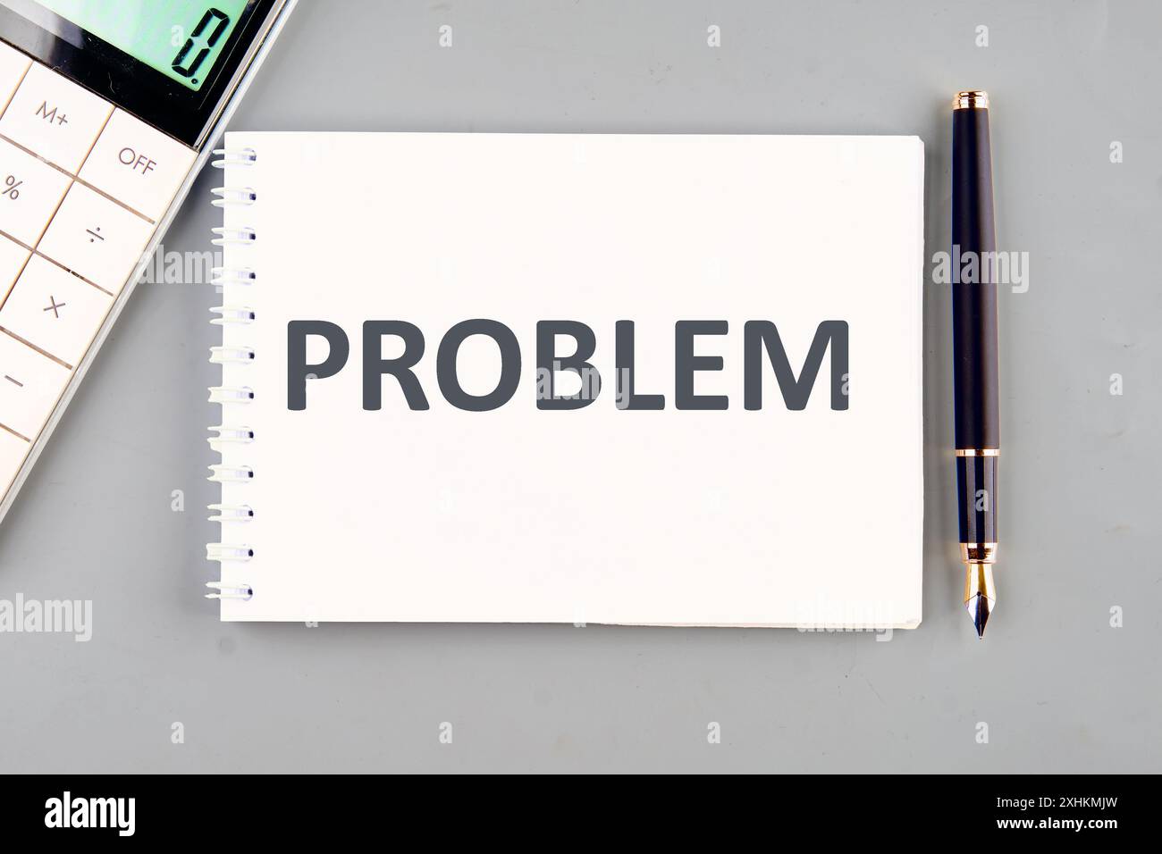 PROBLEMA scritto su un notebook su sfondo grigio Foto Stock