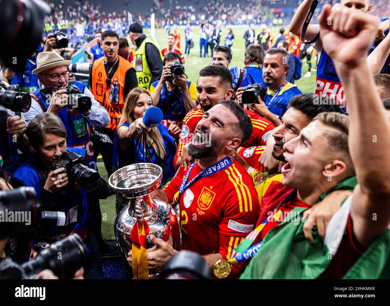 Berlino, Olympiastadion, 14.07.2024: Lo spagnolo Daniel Carvajal celebra la vittoria del trofeo con tifosi e squadra dopo la partita finale 2:1 di UEFA Euro 2024 Spagna contro Inghilterra Foto Stock