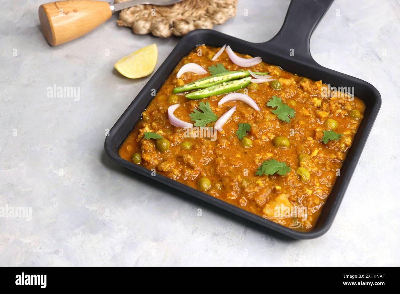 Il famoso piatto indiano Mutton matar Kheema Pav o Khima Paav è un curry di carne di capra macinata. Il keema di montone viene cotto con cipolla, pomodori e patate. Foto Stock